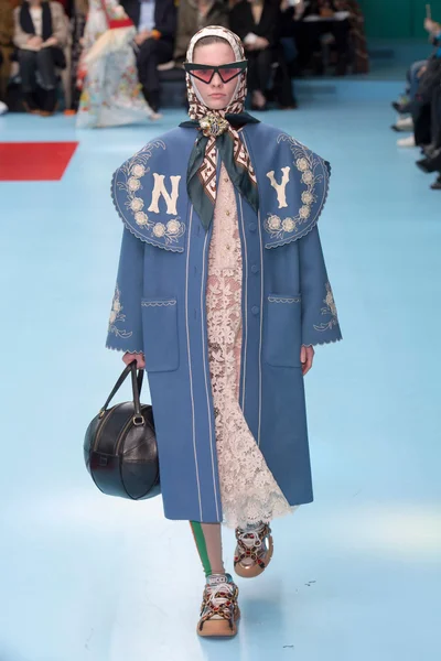 Look 16